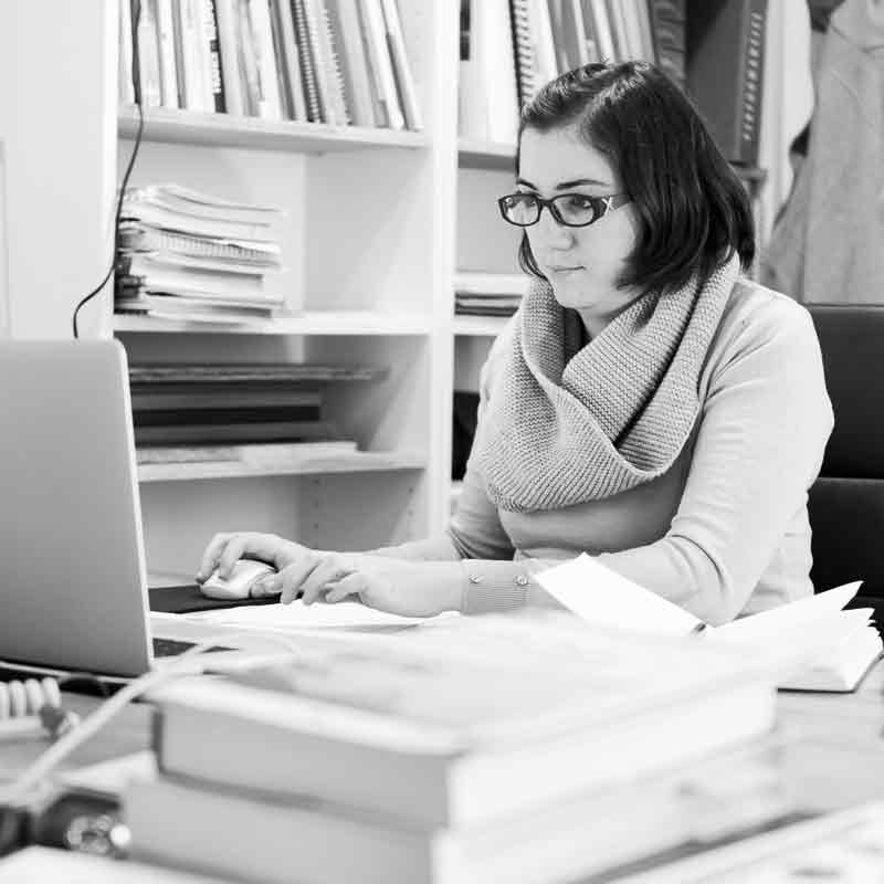 Photo de Sophie AUGUSTE à son bureau