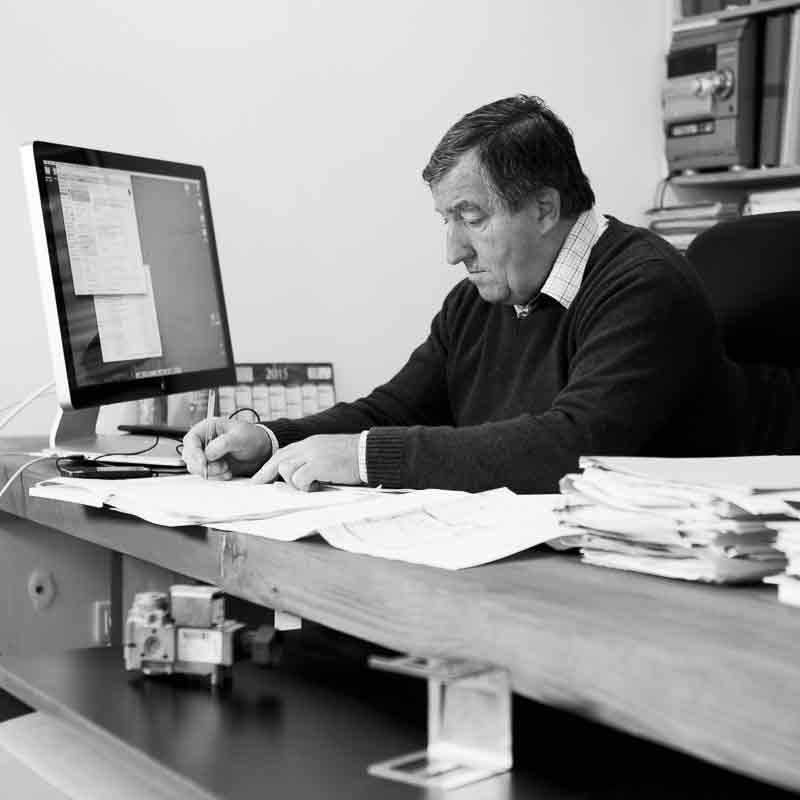Photo d'Henry AUGUSTE à son bureau