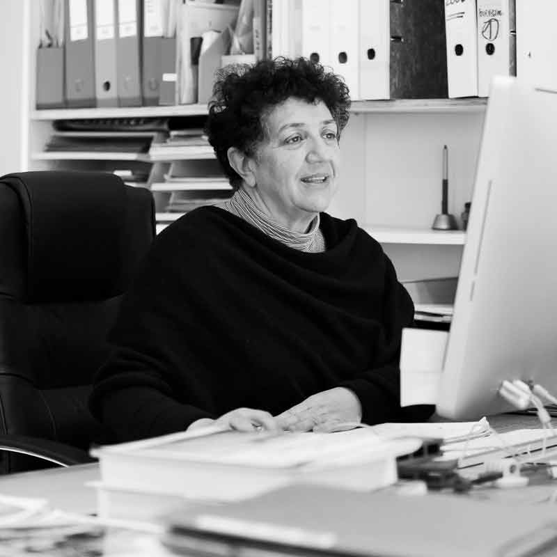 Photo d'Isabelle AUGUSTE à son bureau